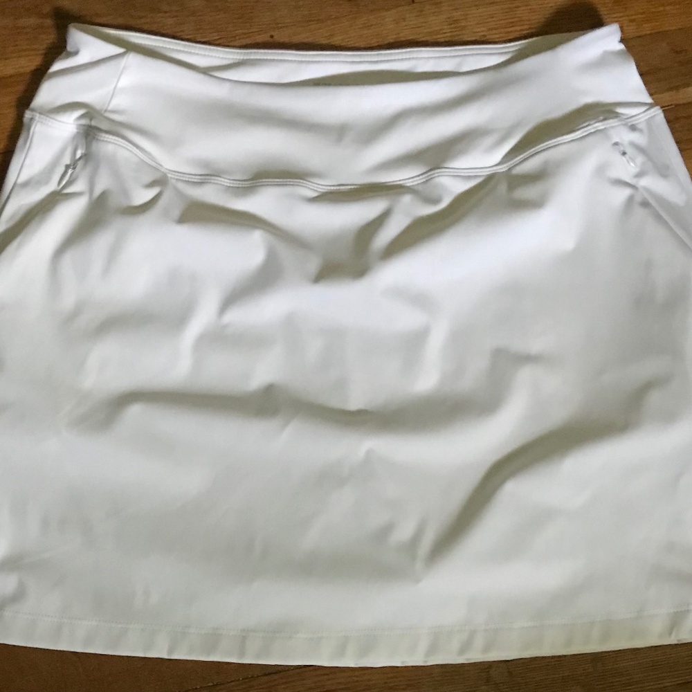 This Gradual women athletic skirt is a size XL it is a solid white color.